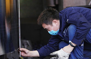 2月27日，一重重工核电制造厂立车主技工对加工的筒节进行检测